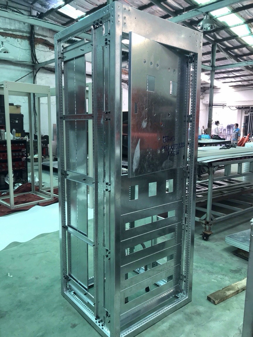 Vỏ tủ điều khiển bảo vệ 2200x800x800 tôn ZAM Vỏ tủ điều khiển bảo vệ 2200x800x800 tôn ZAM